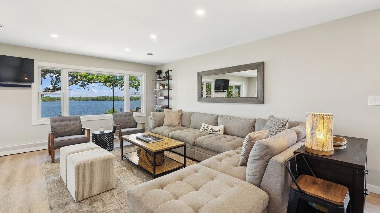 Photo of Livingroom in Round Lake