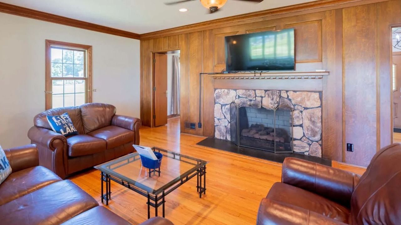 Photo of Livingroom in McHenry