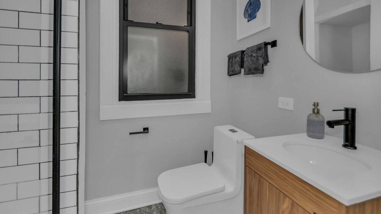 Photo of Bathroom in Lakeview