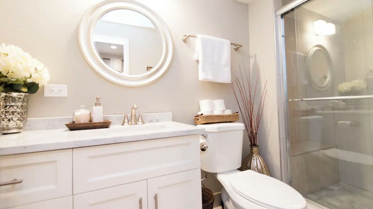 Photo of Bathroom in Lakeview