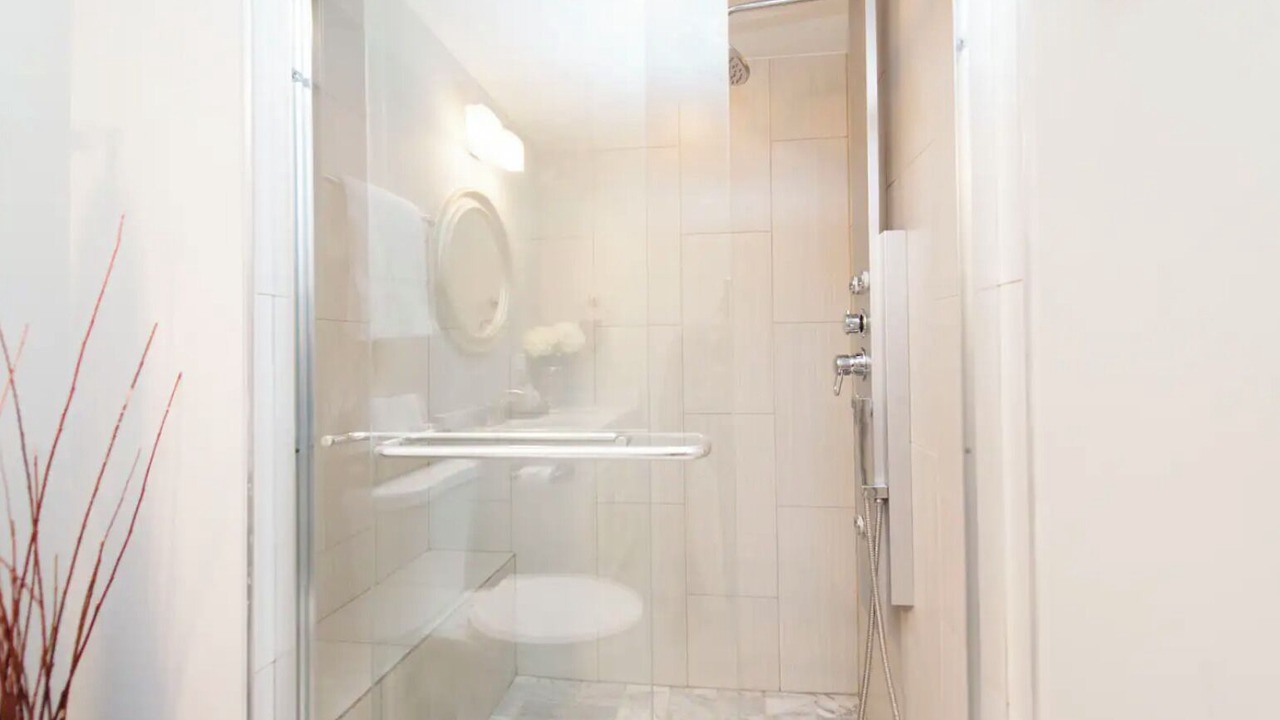Photo of Bathroom in Lakeview