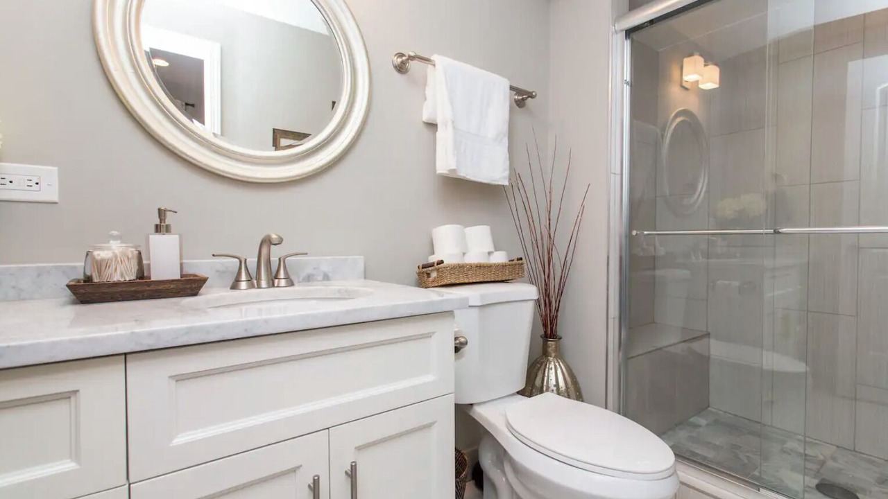 Photo of Bathroom in Lakeview