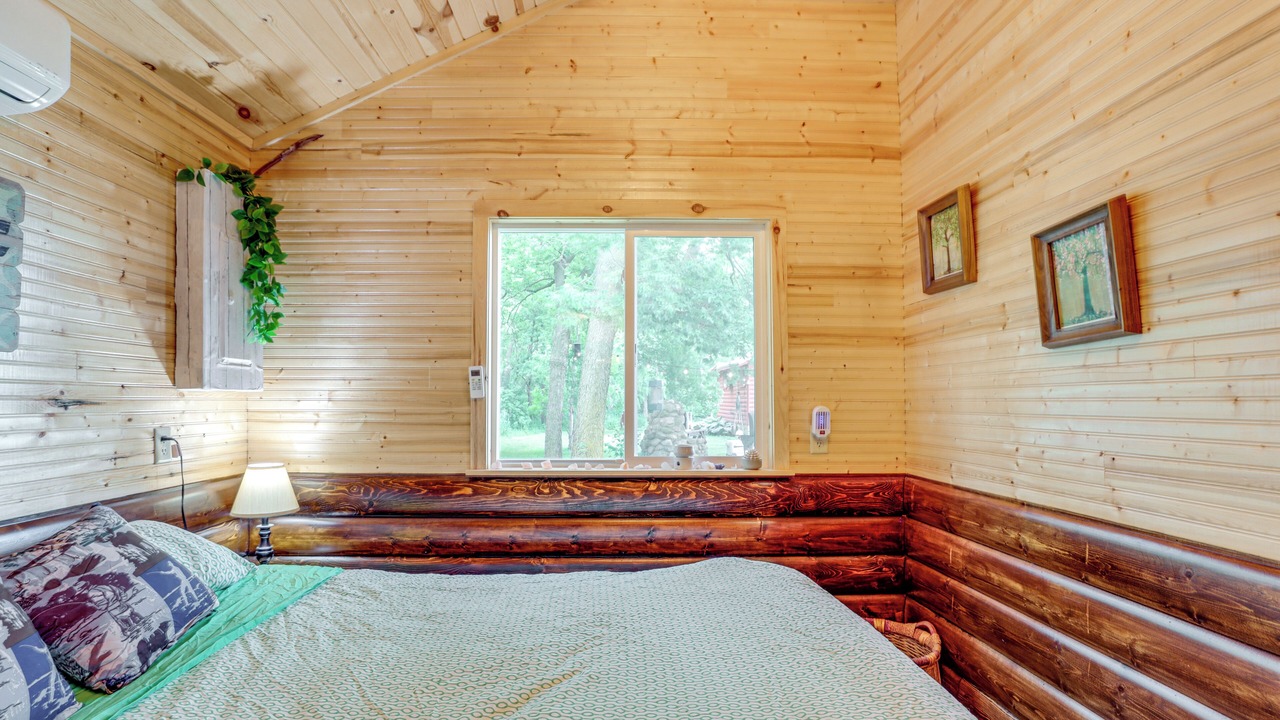 Photo of Bedroom in Holcomb