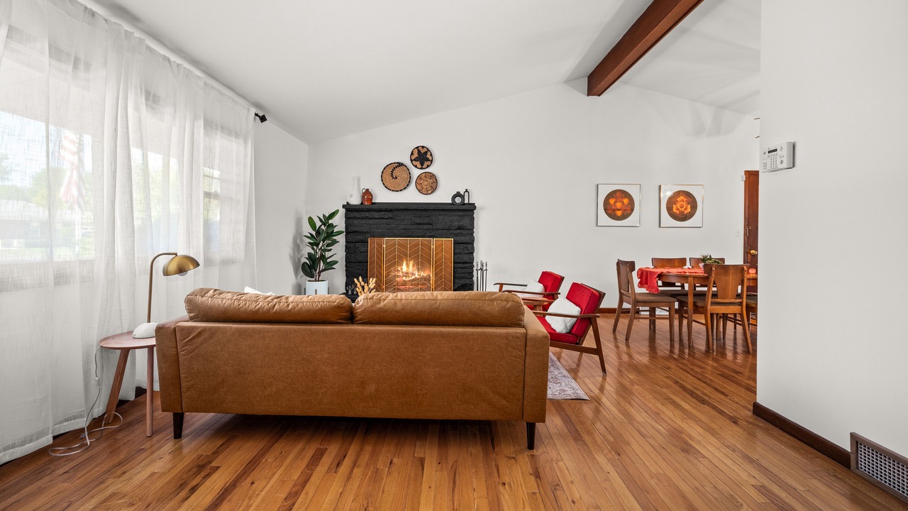 Photo of Livingroom in DeKalb