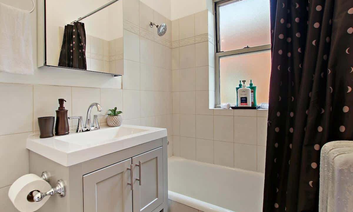 Photo of Bathroom in Ravenswood