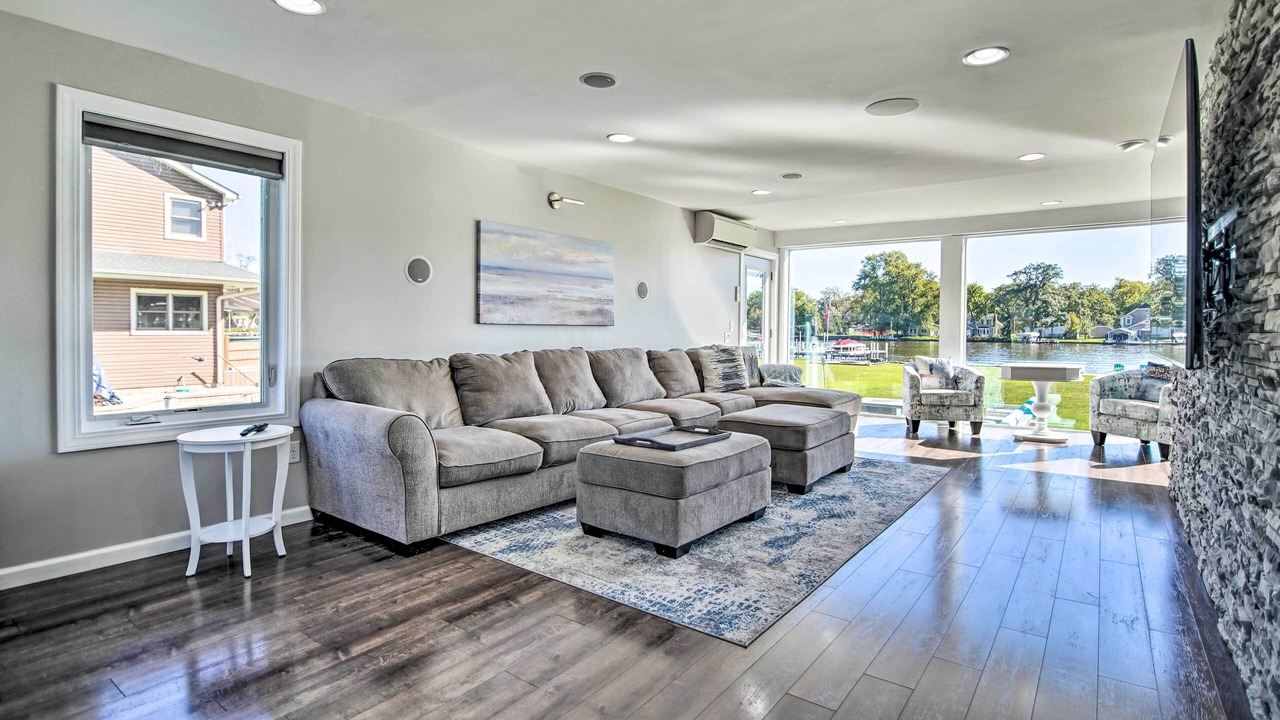 Photo of Livingroom in McHenry