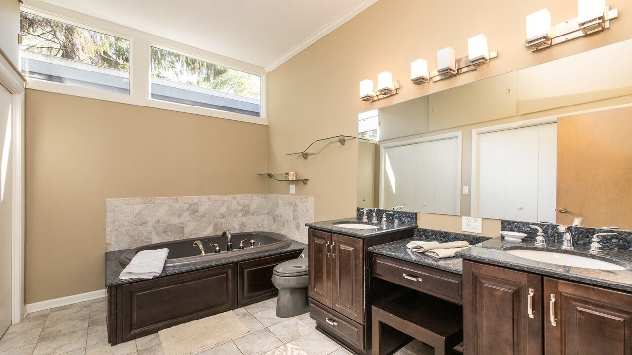 Photo of Bathroom in Lake Villa