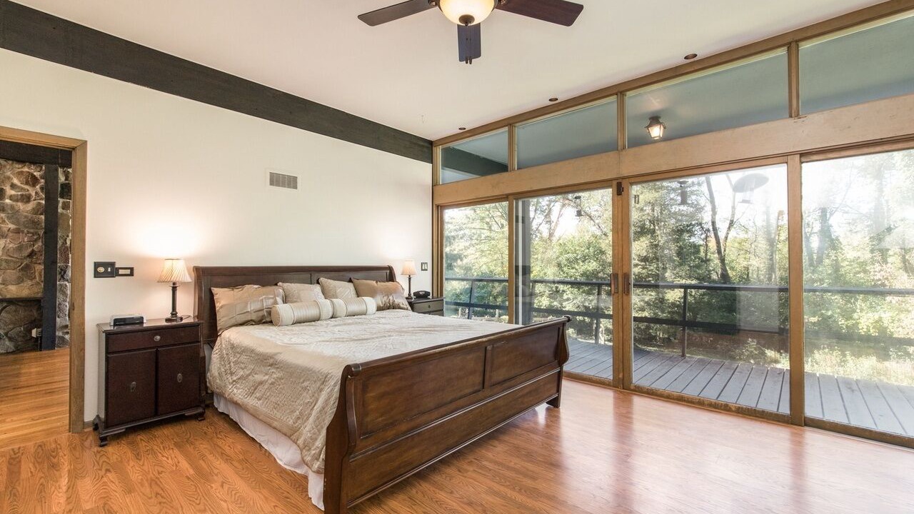 Photo of Bedroom in Lake Villa