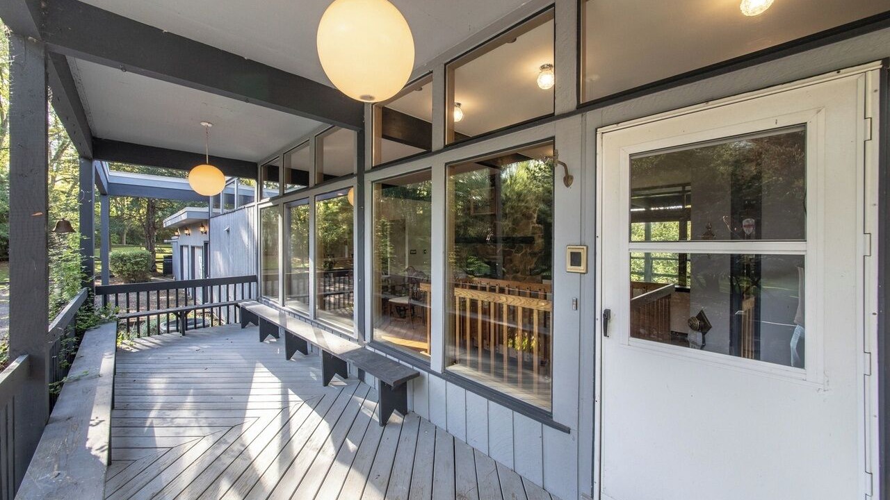 Photo of Patio Balcony in Lake Villa