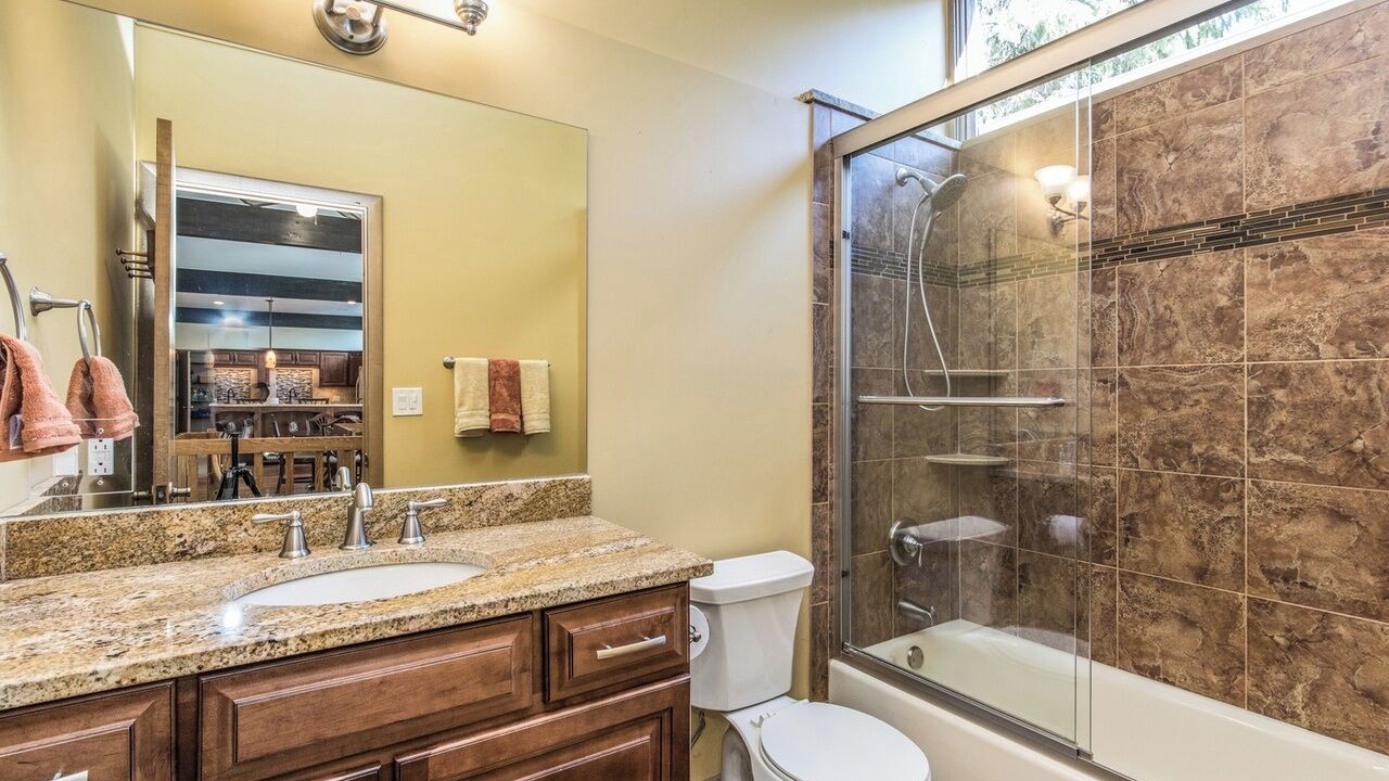 Photo of Bathroom in Lake Villa