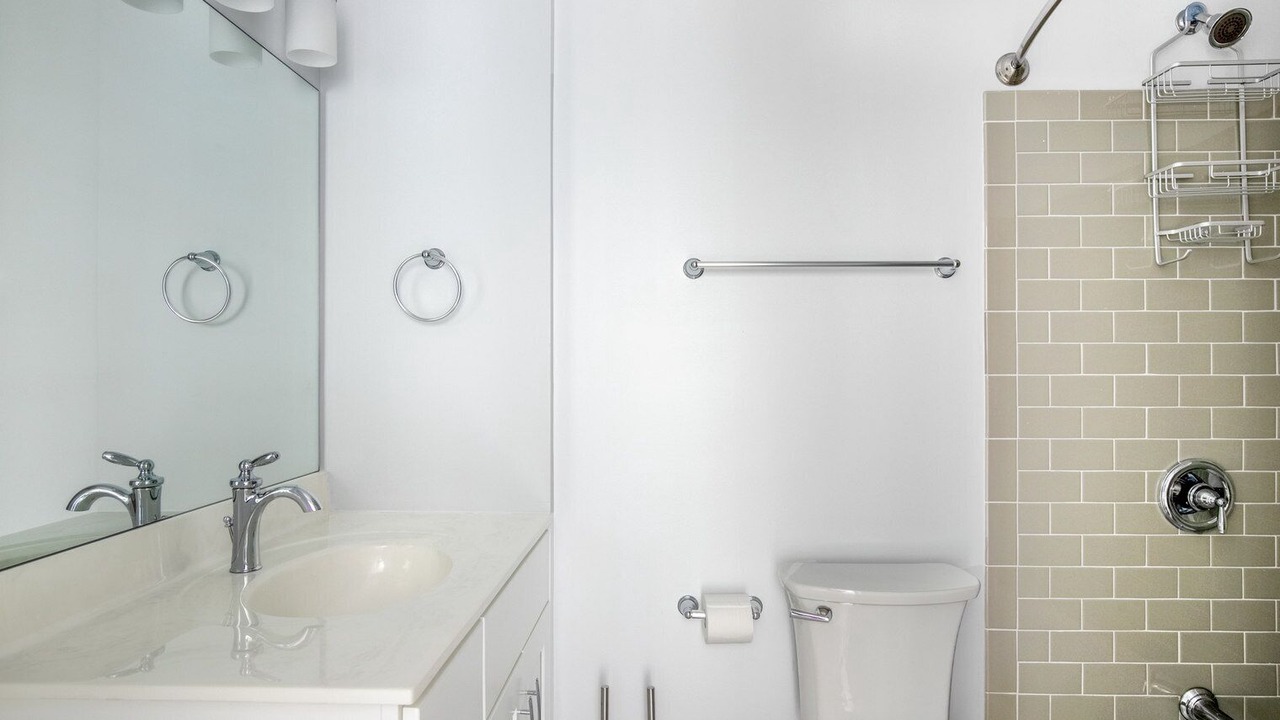 Photo of Bathroom in Lake View East