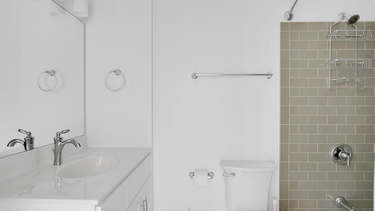 Photo of Bathroom in Lake View East