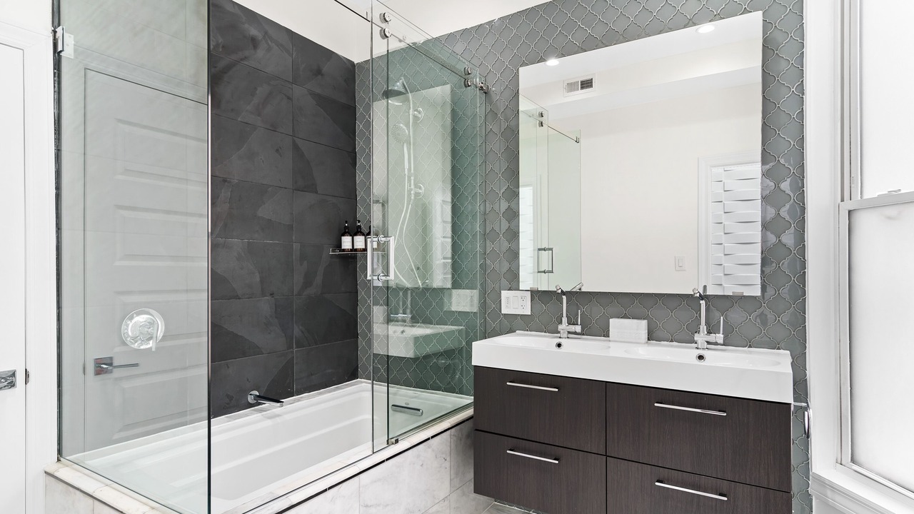 Photo of Bathroom in Lincoln Park