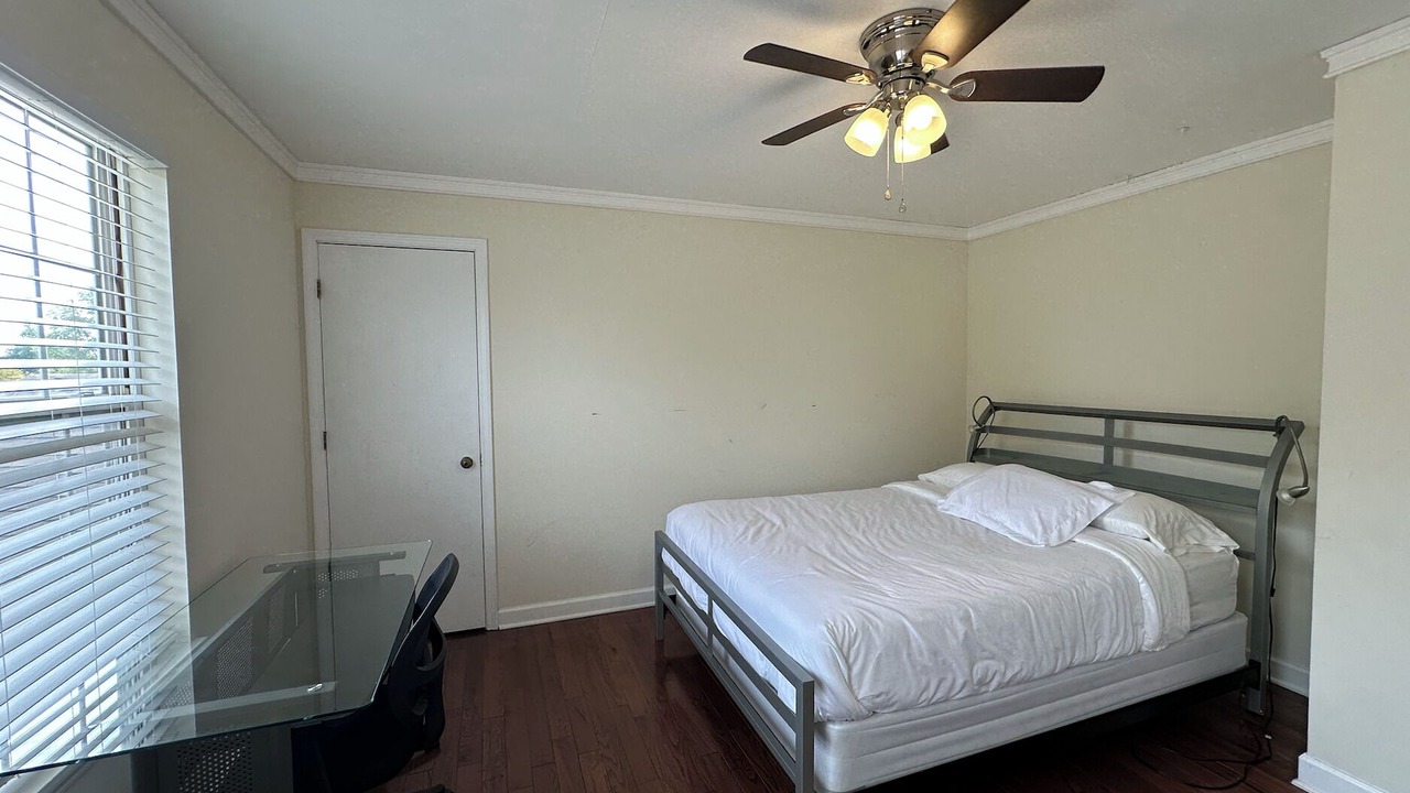 Photo of Bedroom in Round Lake Beach