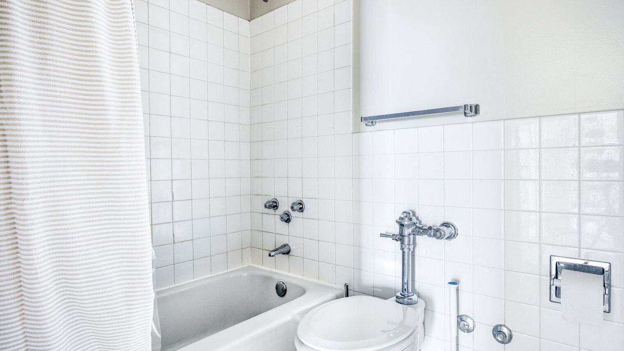 Photo of Bathroom in Lake View East
