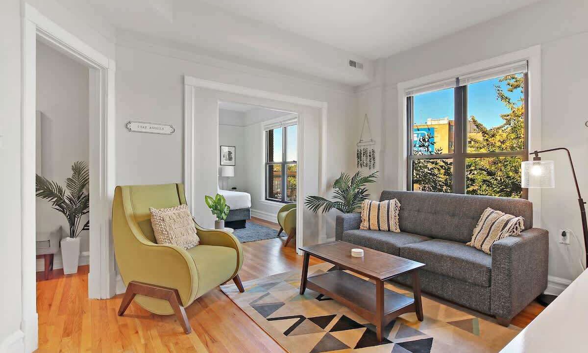 Photo of Livingroom in North Center