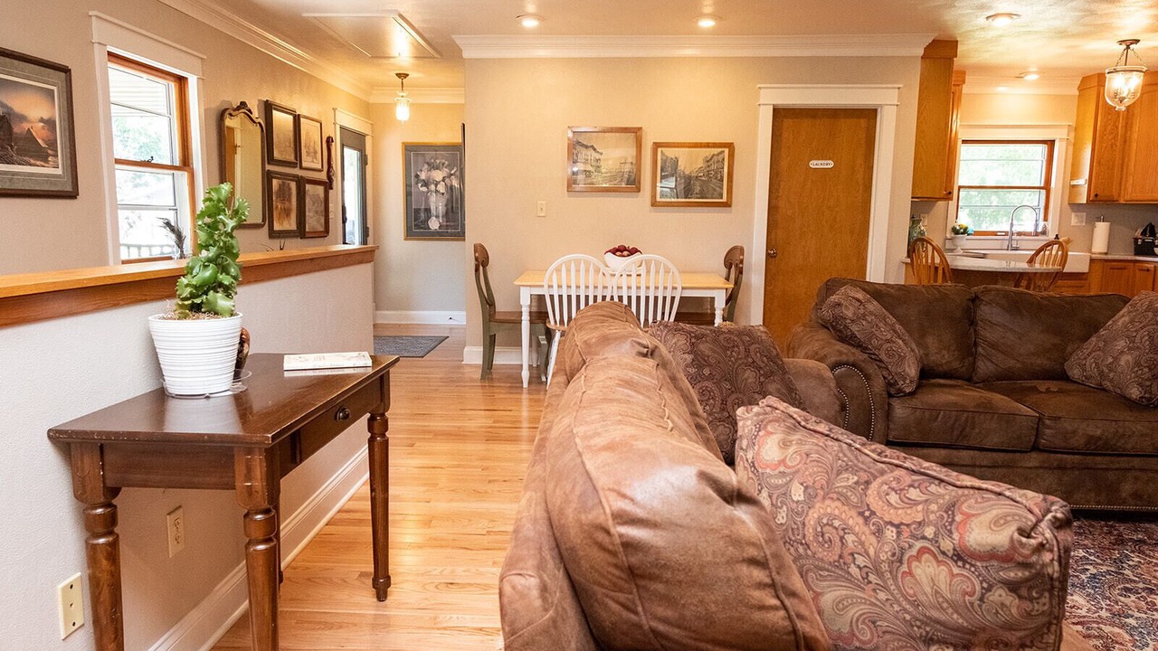 Photo of Livingroom in Rockton
