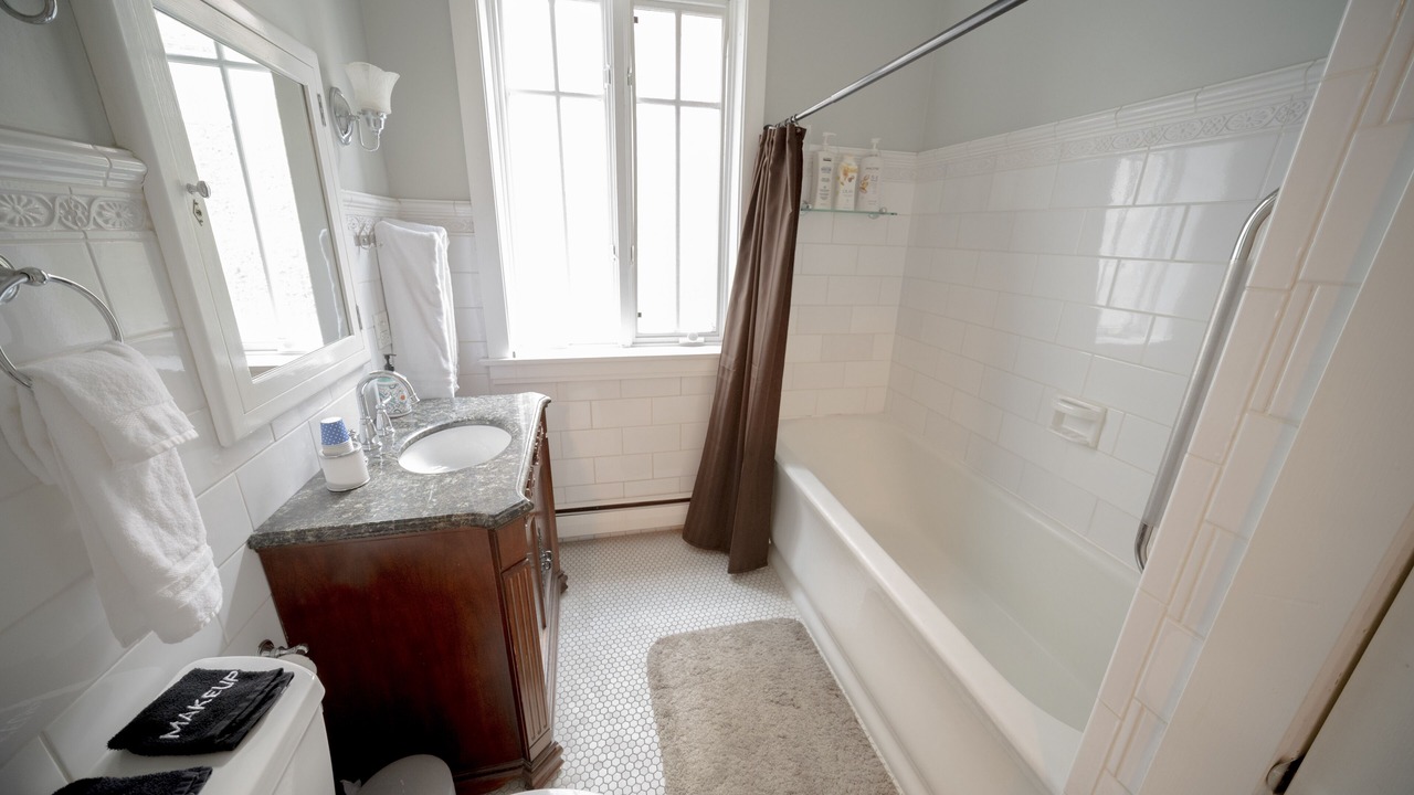 Photo of Bathroom in Lake View East