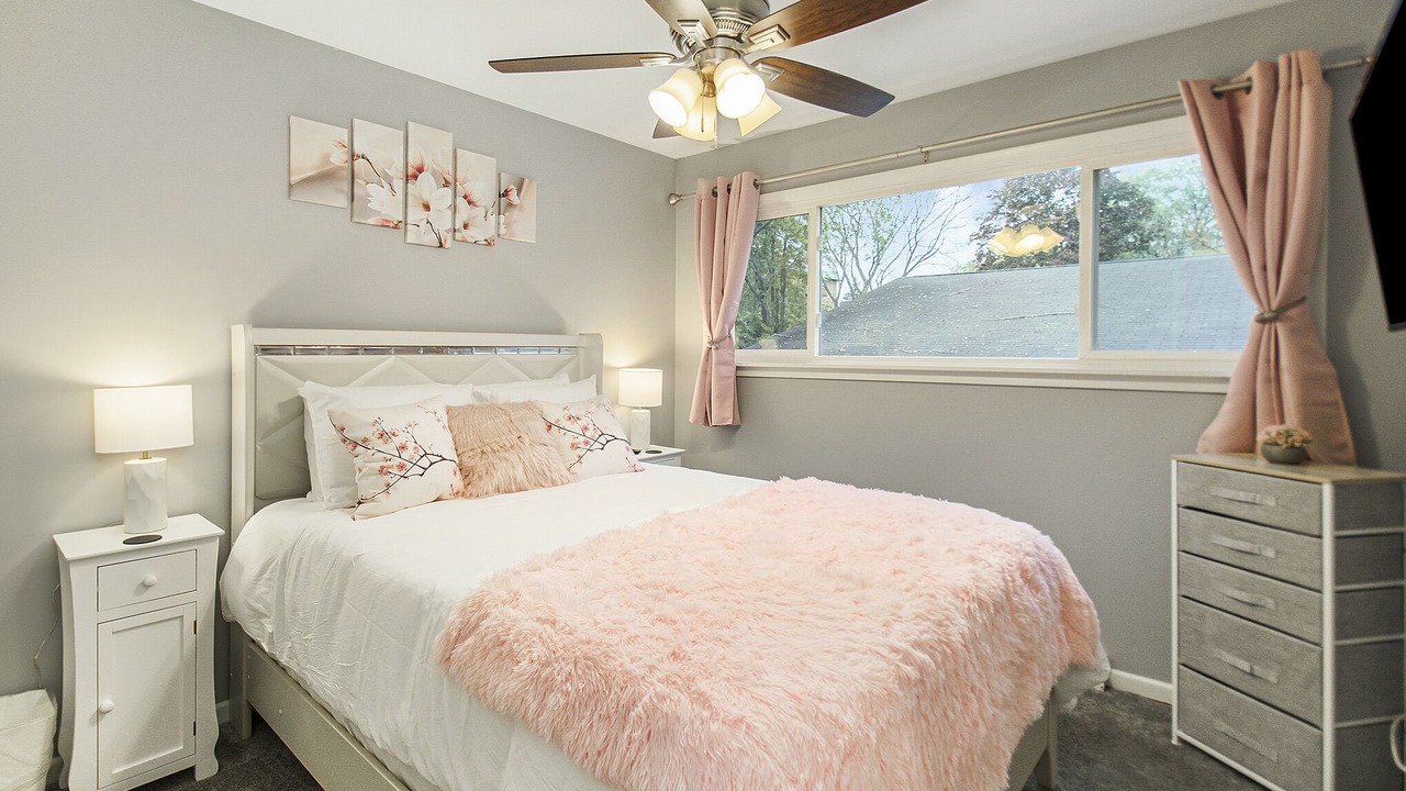 Photo of Bedroom in Glen Ellyn