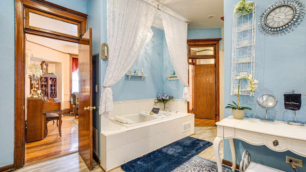 Photo of Bathroom in East Garfield Park