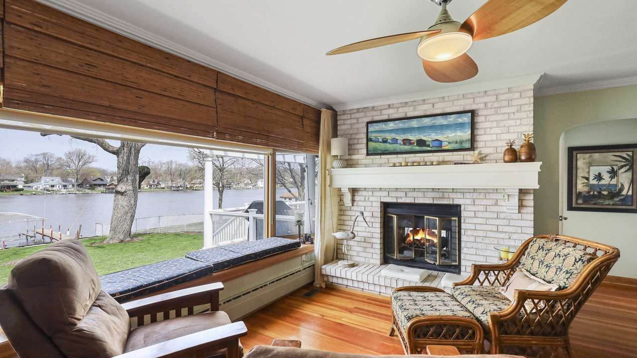 Photo of Livingroom in McHenry