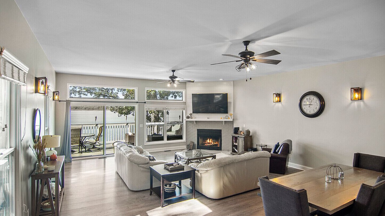 Photo of Livingroom in Fox Lake