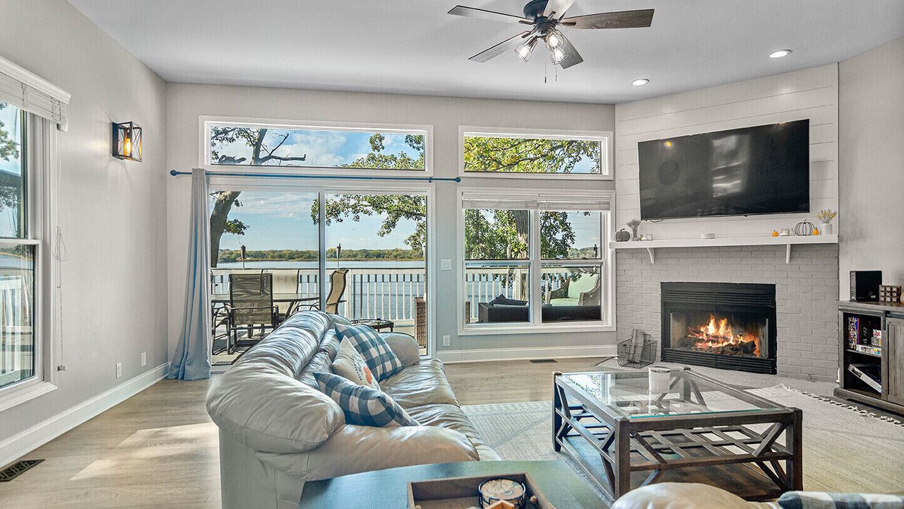 Photo of Livingroom in Fox Lake