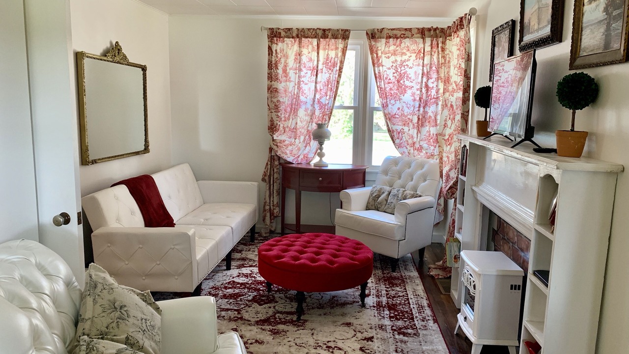 Photo of Livingroom in Nauvoo