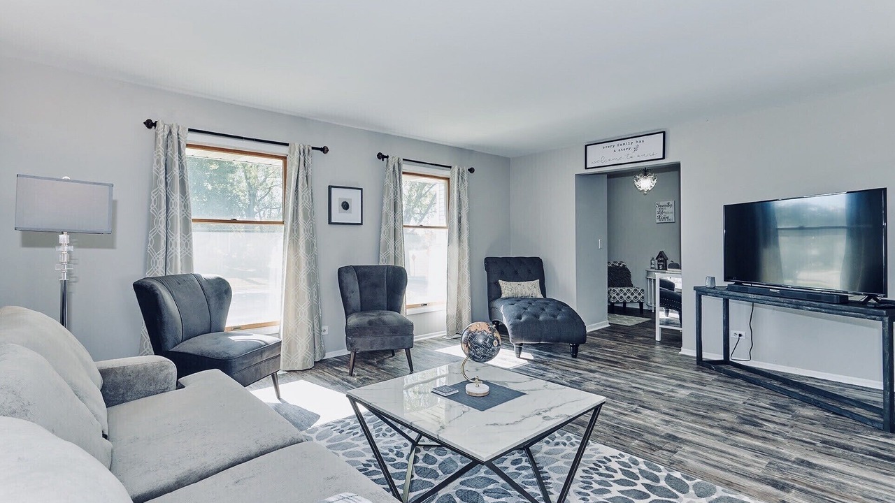 Photo of Livingroom in Plato Center