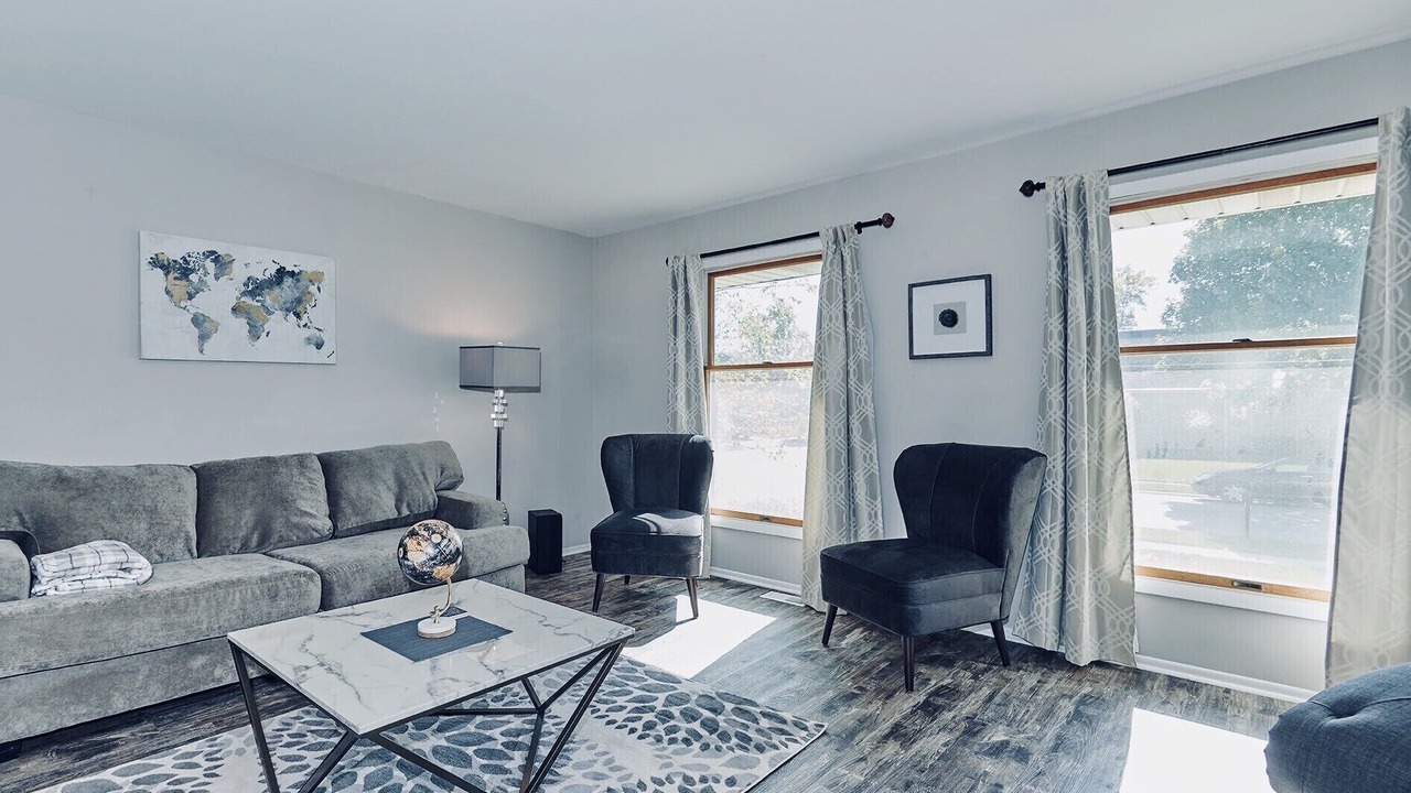 Photo of Livingroom in Plato Center