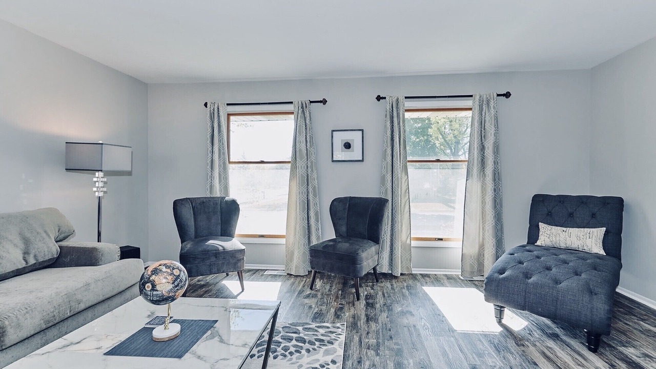 Photo of Livingroom in Plato Center