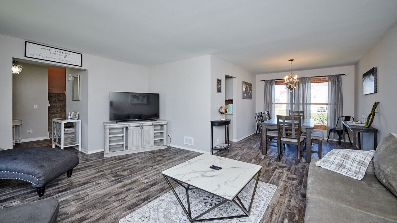 Photo of Livingroom in Plato Center