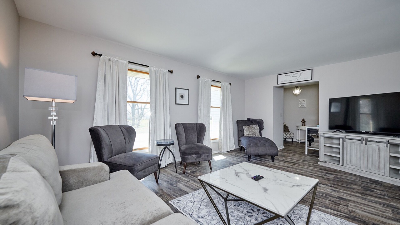Photo of Livingroom in Plato Center