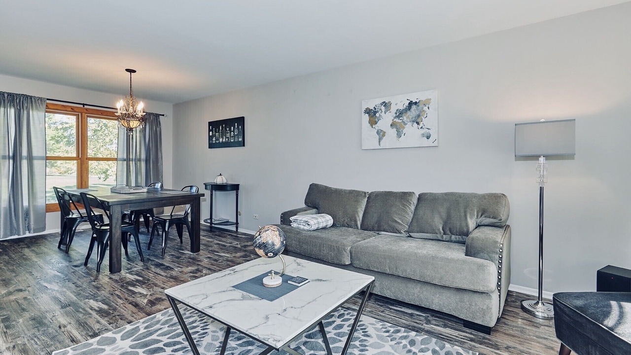 Photo of Livingroom in Plato Center
