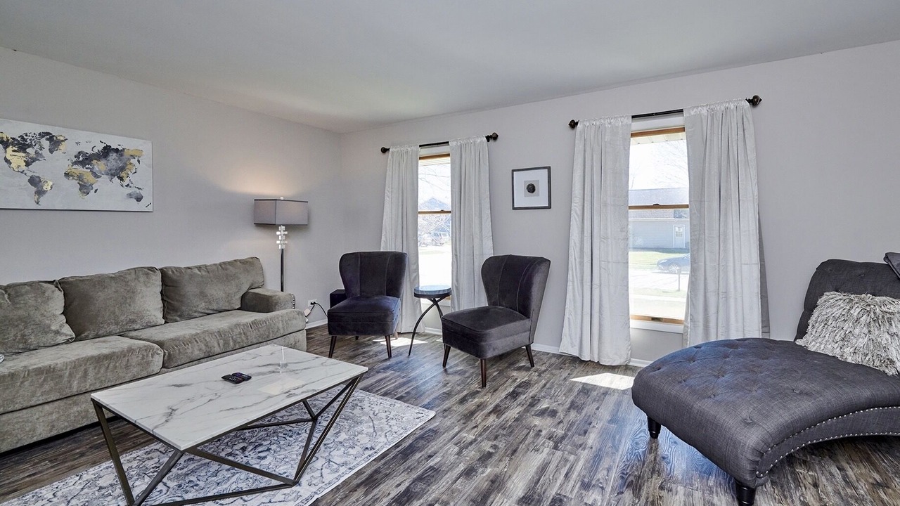 Photo of Livingroom in Plato Center