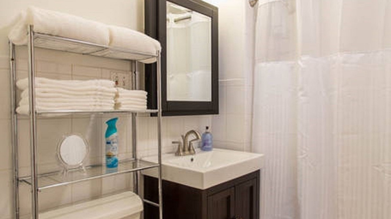 Photo of Bathroom in Lakeview