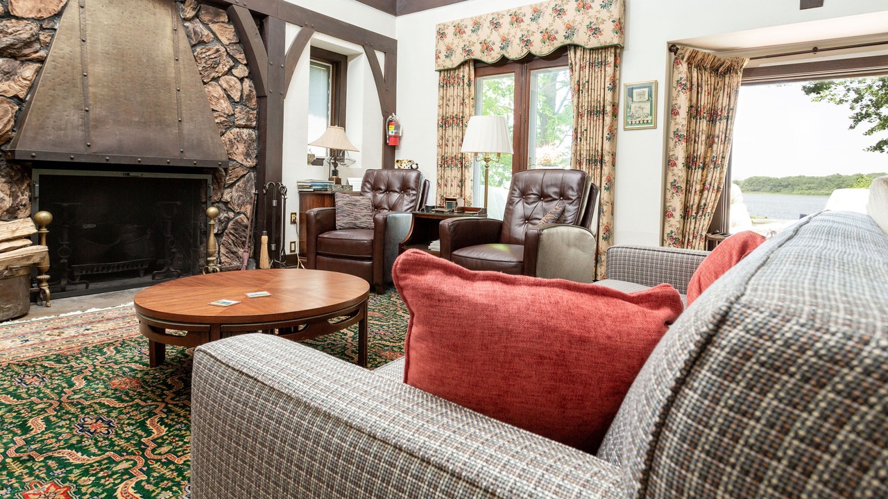Photo of Livingroom in Lake Villa