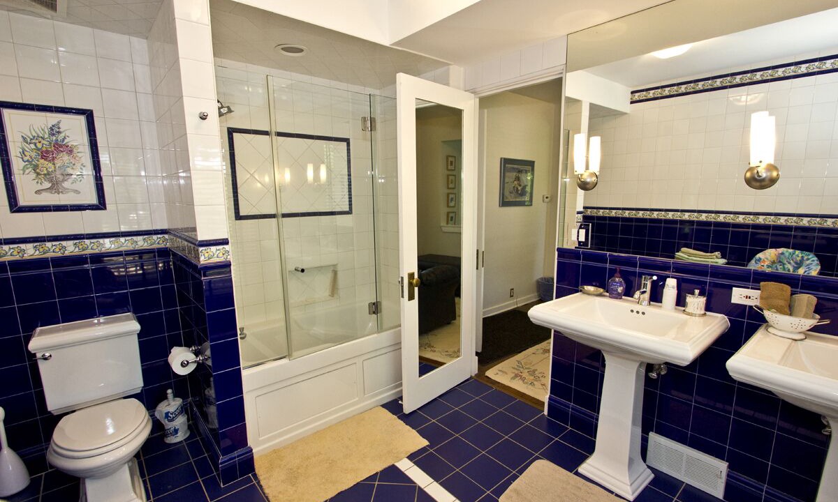 Photo of Bathroom in Lake Villa