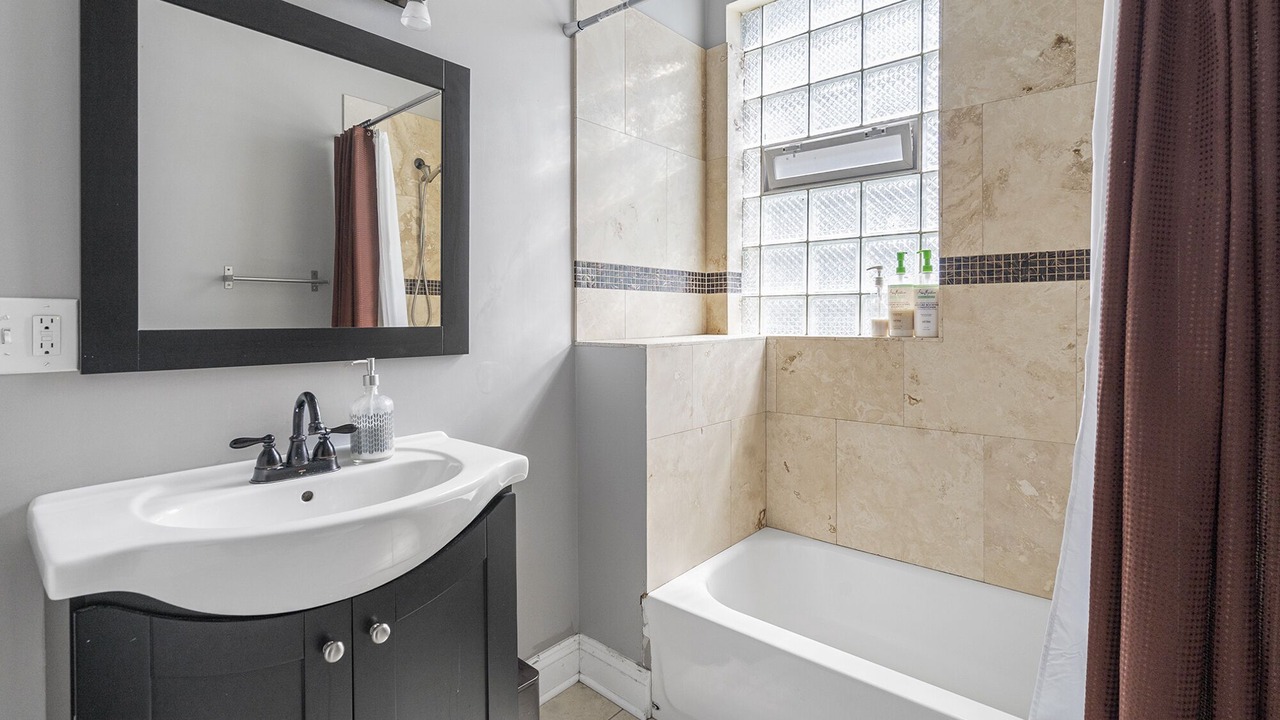 Photo of Bathroom in Logan Square