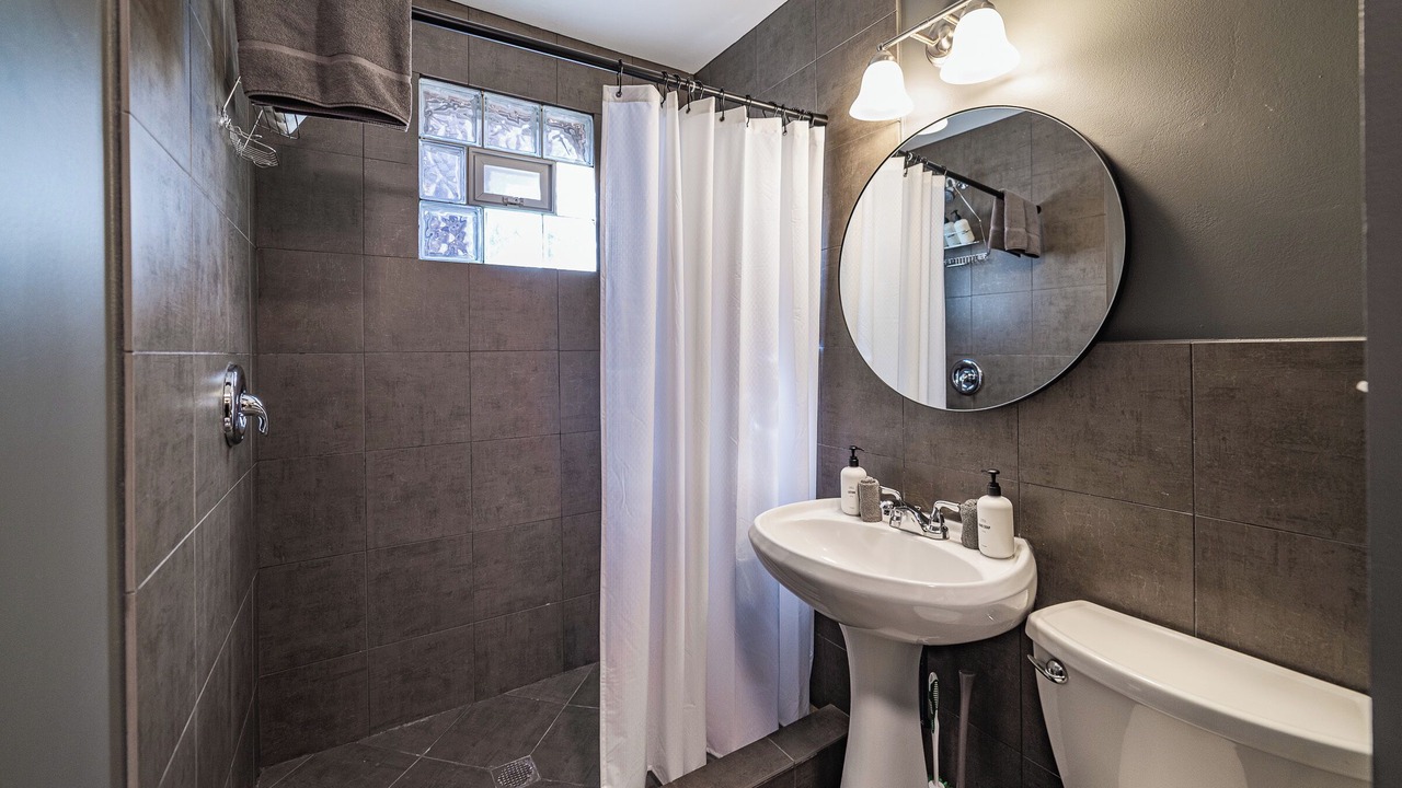 Photo of Bathroom in Wrigleyville