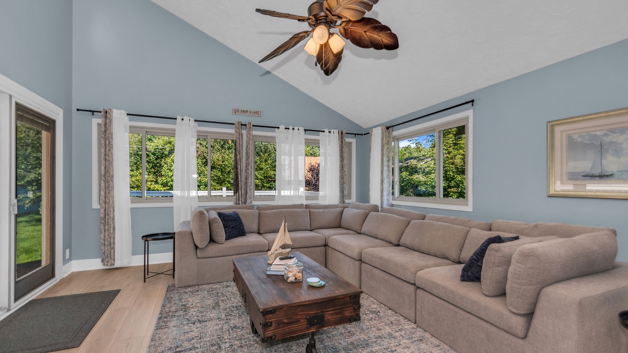 Photo of Livingroom in Russell