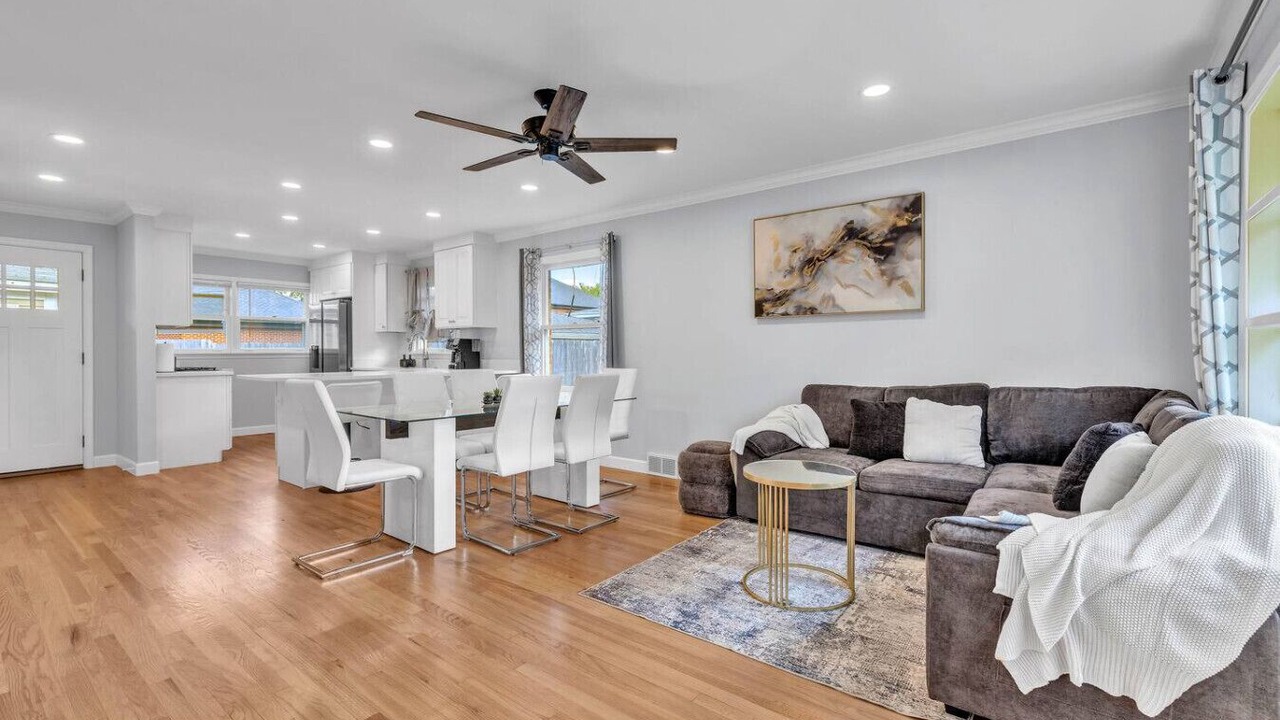 Photo of Livingroom in Elmhurst