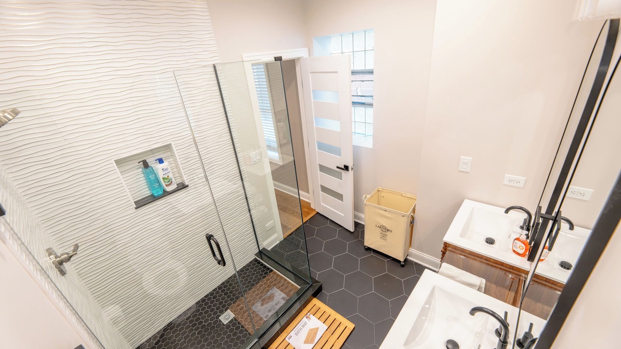 Photo of Bathroom in Rogers Park