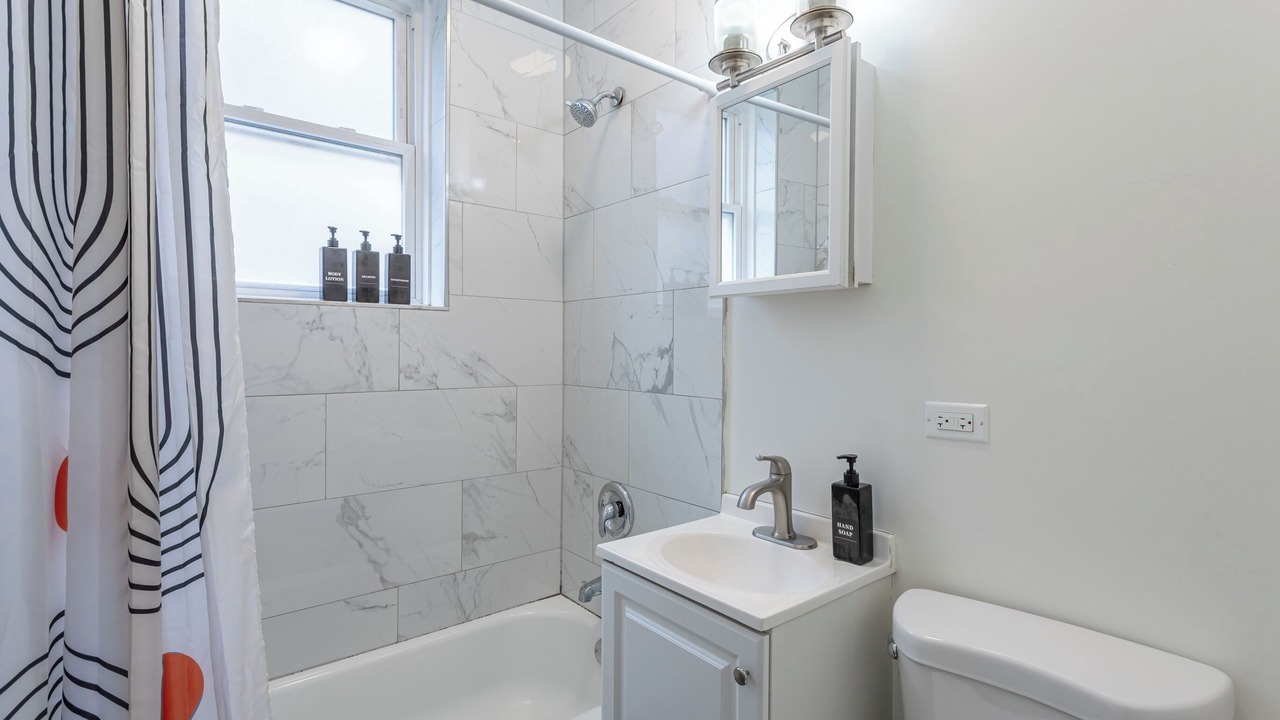 Photo of Bathroom in East Albany Park