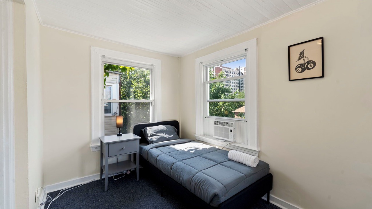Photo of Bedroom in Rogers Park