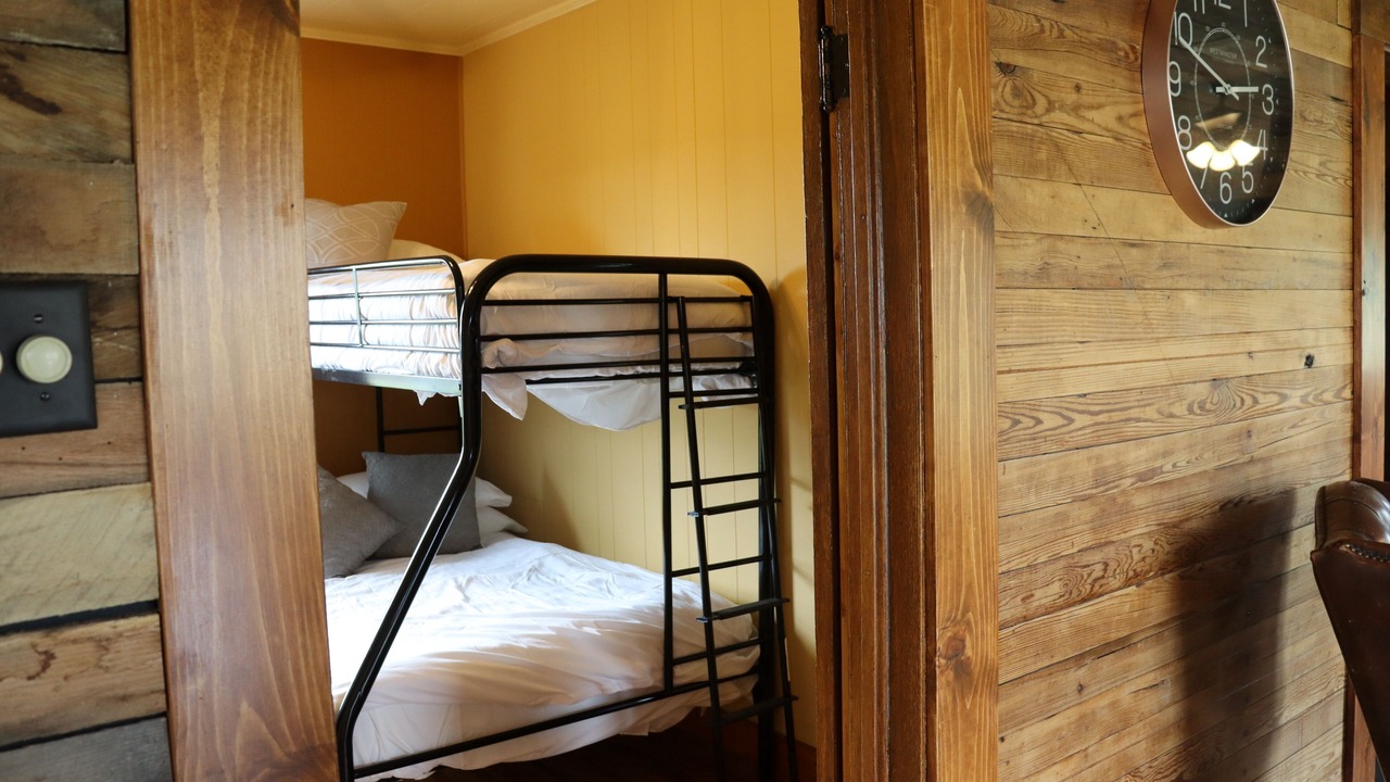 Photo of Bedroom in Akin