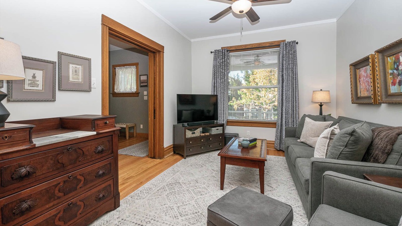 Photo of Livingroom in Andersonville