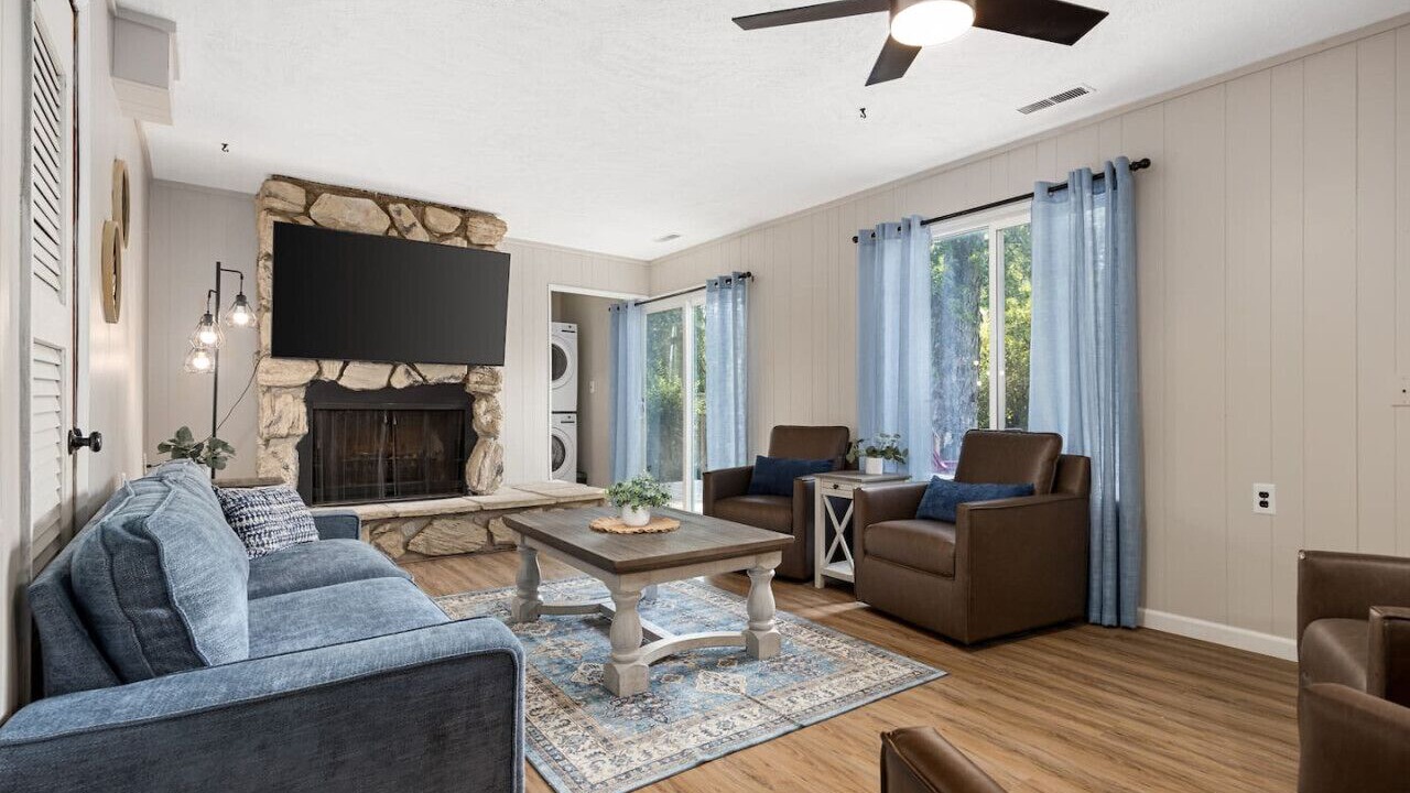 Photo of Livingroom in Groveland