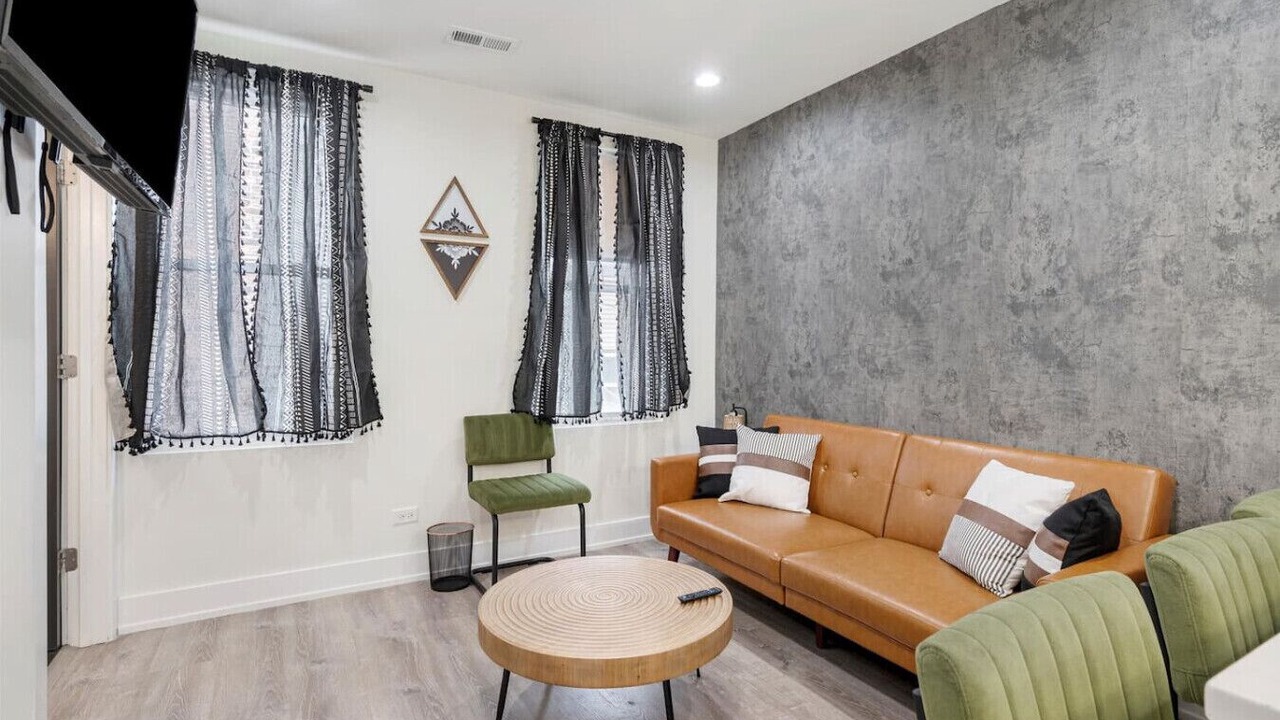 Photo of Livingroom in Little Village