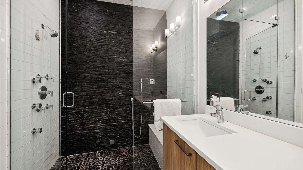 Photo of Bathroom in Lakeview